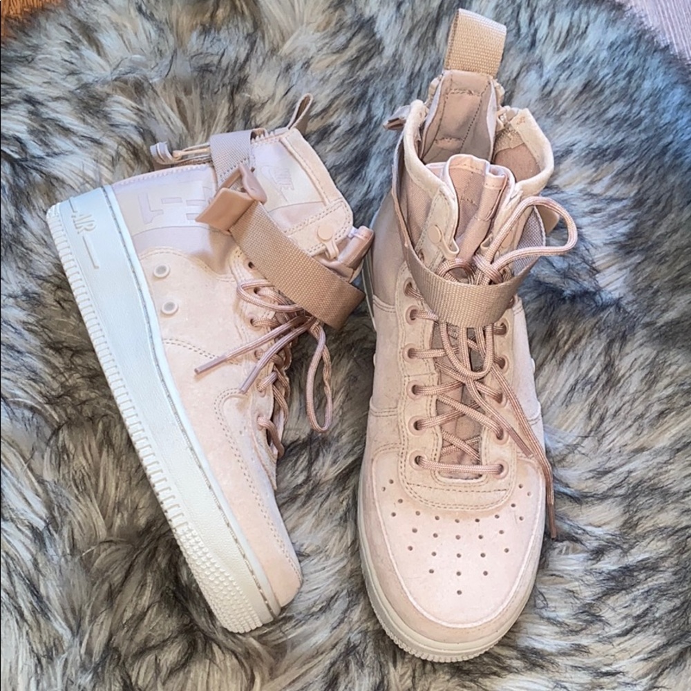 NIKE SF AIR FORCE 1 MID PARTICLE BEIGE W